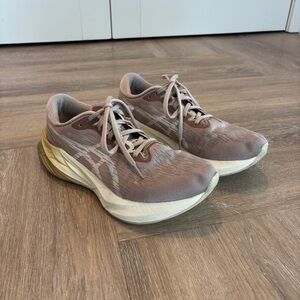 Women’s ASICS novablast 3 in Fawn & Mineral Beige Pink Size 9.5